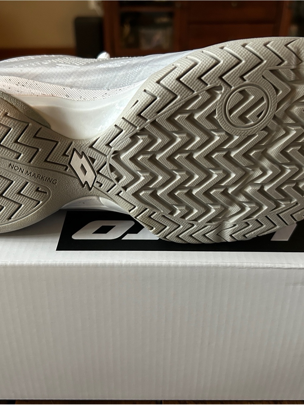Lotto Women’s White and silver Tennis / pickleball Court shoes - Picture 4 of 9
